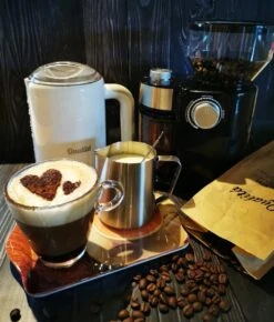 Qualitá® Melkkan Met Art Pen - Barista Melkkannetje - 350 ML - Melkopschuimkannen -Le Creuset Winkel 1023x1200 1