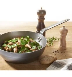 DeBuyer Mineral B Element Hapjespan - Ø 28 Cm 4 DeBuyer Mineral B Element Hapjespan - Ø 28 Cm -Le Creuset Winkel 1122x1200 1