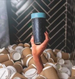 Circular&Co. Herbruikbare To Go Koffiebeker (rCUP) Zwart/zwart 8oz/227ml 7 Circular&Co. Herbruikbare To Go Koffiebeker (rCUP) Zwart/zwart 8oz/227ml -Le Creuset Winkel 1133x1200 1