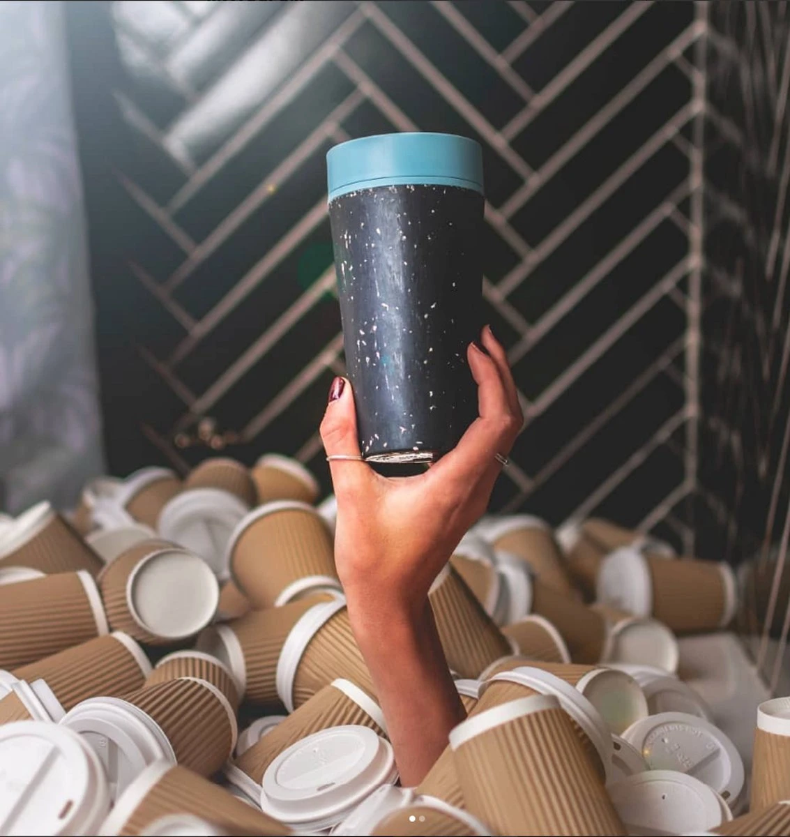 Circular&Co. herbruikbare to go koffiebeker (rCUP) zwart/zwart 8oz/227ml Circular&Co. Herbruikbare To Go Koffiebeker (rCUP) Zwart/zwart 8oz/227ml -Le Creuset Winkel 1133x1200 1