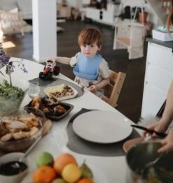 Siliconen Kommen - Mushie - Woodchuck - Set 2 -Le Creuset Winkel 1133x1200 2