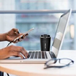 Volcan RVS Koffiebeker To Go - Thermosbeker - Theebeker - Coffee - Zwart 5 Volcan RVS Koffiebeker To Go - Thermosbeker - Theebeker - Coffee - Zwart -Le Creuset Winkel 1199x1200 6