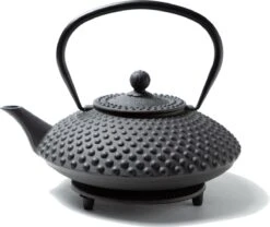 Tealøv THEE SET 1,25 LITER GIETIJZER | COMPLETE SET IN GESCHENKDOOS | Gietijzeren Theepot Met Roestvrijstalen Zeef, Gietijzeren Theekopjes En Onderzetter | In Authentiek Japanse Stijl | Kambin Zwart -Le Creuset Winkel 1200x1009 4