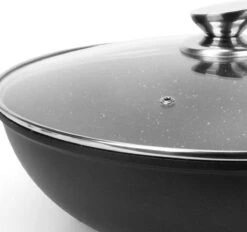 Cheffinger | Luxe Wokpan Met Deksel | 36CM | Alle Warmtebronnen | Oriental -Le Creuset Winkel 1200x1127