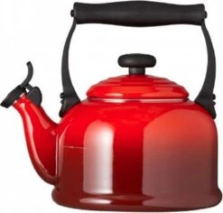 Le Creuset Tradition Fluitketel - 2.1 L - Kersenrood 3 Le Creuset Tradition Fluitketel - 2.1 L - Kersenrood -Le Creuset Winkel 1200x1145 4