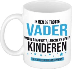 Ik Ben De Trotse Vader Van De Grappigste, Leukste En Beste Kinderen Koffiemok / Theebeker - Wit - 300 Ml - Blauwe En Zwarte Letters - Verjaardag / Vaderdag - Cadeau / Bedankje Voor Papa
