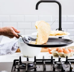 GreenPan Copenhagen Pannekoekenpan 28cm 3 GreenPan Copenhagen Pannekoekenpan 28cm -Le Creuset Winkel 1200x1166