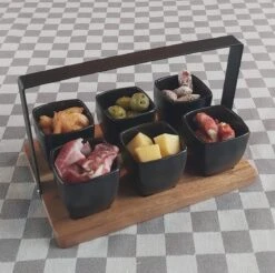 Mica Decorations - Luxe Tapas Set - 6 Zwarte Tapas Schaaltjes Op Houten Tapasplank - Servies - Borrelplank Olijfhout -Le Creuset Winkel 1200x1197 26