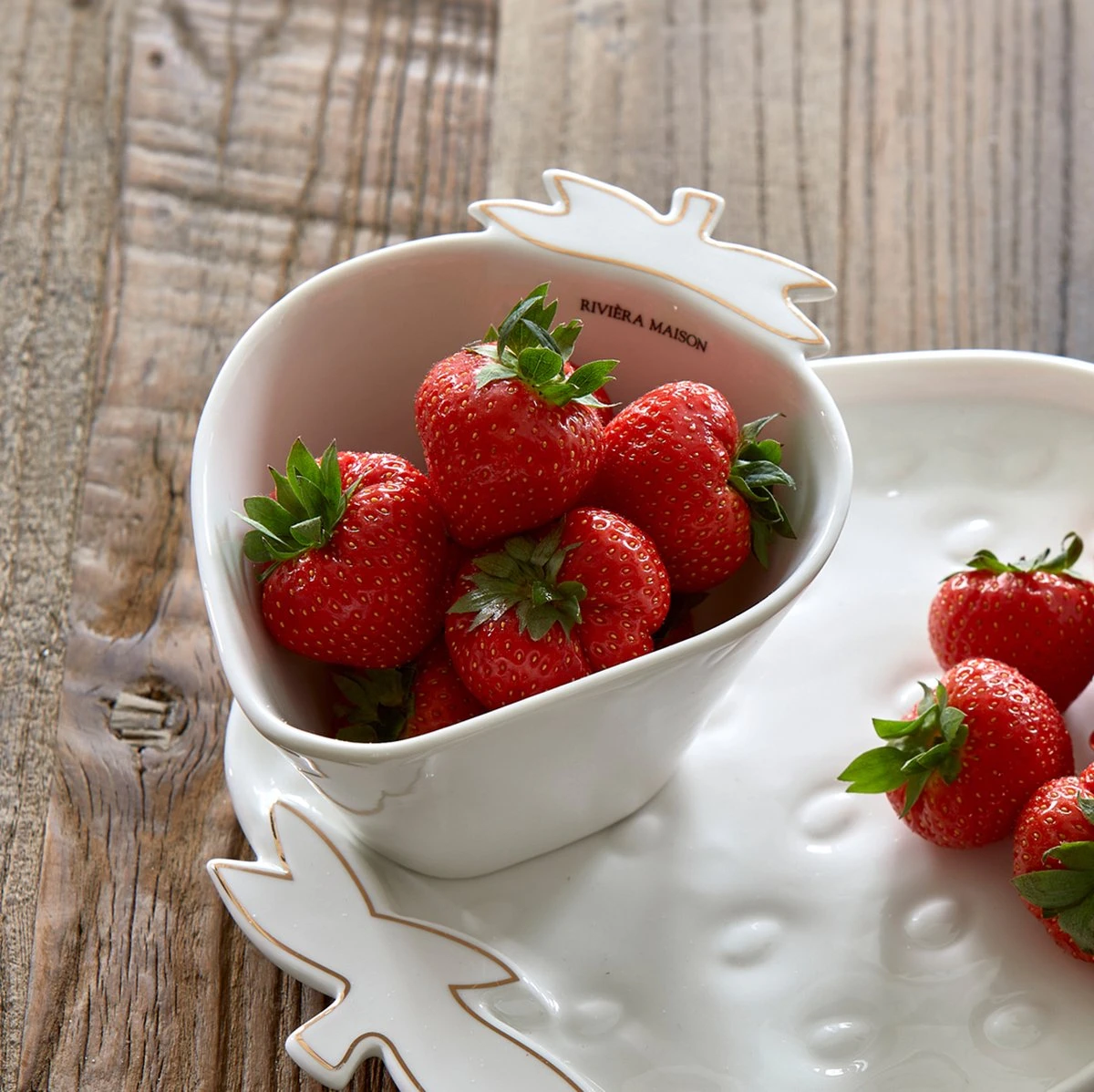 Riviera Maison Fruitvergiet, Aardbeien Zeef - Tasty Strawberry Colander - Wit / Goud - Porselein - 1 stuk Riviera Maison Fruitvergiet, Aardbeien Zeef - Tasty Strawberry Colander - Wit / Goud - Porselein - 1 Stuk -Le Creuset Winkel 1200x1198 34