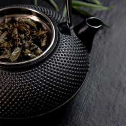 Lumaland - Thee Set - Theeservies - 1x Gietijzeren Theepot (1,4L), 1x Bamboe Doseerlepel, 1x Edelstalen Zeef -Le Creuset Winkel 1200x1200 1024