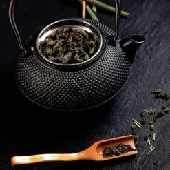 Lumaland - Thee Set - Theeservies - 1x Gietijzeren Theepot (1,4L), 1x Bamboe Doseerlepel, 1x Edelstalen Zeef -Le Creuset Winkel 1200x1200 1027