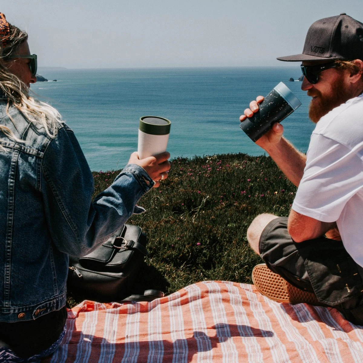 Circular&Co. herbruikbare to go koffiebeker (rCUP) crème/groen 12oz/340ml Circular&Co. Herbruikbare To Go Koffiebeker (rCUP) Crème/groen 12oz/340ml -Le Creuset Winkel 1200x1200 1190