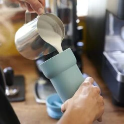 Mepal Isoleerbeker Ellipse 375 Ml – Houdt Je Drankje 4 Uur Warm En 8 Uur Koud – Nordic Green – Koffiebeker To Go – Lekdicht – Thermosbeker 3 Mepal Isoleerbeker Ellipse 375 Ml – Houdt Je Drankje 4 Uur Warm En 8 Uur Koud – Nordic Green – Koffiebeker To Go – Lekdicht – Thermosbeker -Le Creuset Winkel 1200x1200 1204