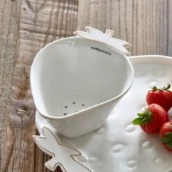 Riviera Maison Fruitvergiet, Aardbeien Zeef - Tasty Strawberry Colander - Wit / Goud - Porselein - 1 Stuk 2 Riviera Maison Fruitvergiet, Aardbeien Zeef - Tasty Strawberry Colander - Wit / Goud - Porselein - 1 Stuk -Le Creuset Winkel 1200x1200 1358