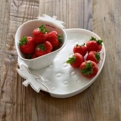 Riviera Maison Serveerschaal Aardbei, Zomers Serveerbord Voor Fruit - Tasty Strawberry Serving Dish - Wit / Goud - Porselein - 1 Stuk -Le Creuset Winkel 1200x1200 1595