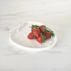 Riviera Maison Serveerschaal Aardbei, Zomers Serveerbord Voor Fruit - Tasty Strawberry Serving Dish - Wit / Goud - Porselein - 1 Stuk -Le Creuset Winkel 1200x1200 1596