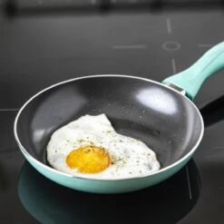 VitaVerde Expert Koekenpannenset Ø 20cm + Ø 24cm + Ø 28cm - Turquoise - Inductie - PFAS-vrij -Le Creuset Winkel 1200x1200 186