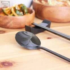 House Of Husk 1 Persoons Chopstick Set - 1 Paar Metalen Koreaanse Eetstokjes - Inclusief Eetlepel En Houder - RVS - Metaal - Eetstokjes - Koreaans - Vaatwasserbestendig - Sushi Chopsticks - Noodles - Zwart -Le Creuset Winkel 1200x1200 1997