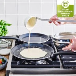 GreenPan Essentials Pannenkoekenpan 24cm - Zwart - Inductie - PFAS-vrij 7 GreenPan Essentials Pannenkoekenpan 24cm - Zwart - Inductie - PFAS-vrij -Le Creuset Winkel 1200x1200 329