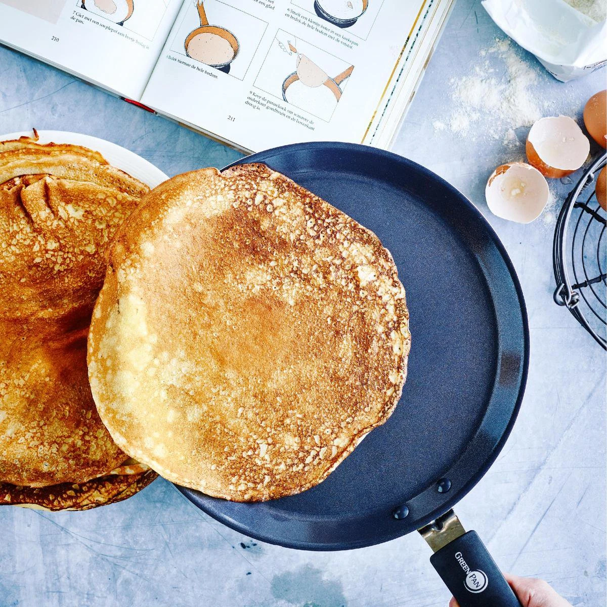 GreenPan Essentials pannenkoekenpan 24cm - zwart - inductie - PFAS-vrij GreenPan Essentials Pannenkoekenpan 24cm - Zwart - Inductie - PFAS-vrij -Le Creuset Winkel 1200x1200 331