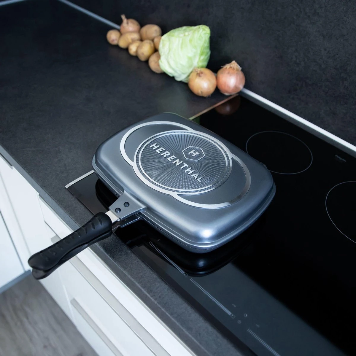 Herenthal Dubbele Grillpan - Ø 28 cm - Koekenpan - Keramische Pan - Marmeren Coating met Antiaanbaklaag - PFAS & PFOA vrij - Pan - Grill - Vermindert Geur, Rook en Oliespatten - Zilver Herenthal Dubbele Grillpan - Ø 28 Cm - Koekenpan - Keramische Pan - Marmeren Coating Met Antiaanbaklaag - PFAS & PFOA Vrij - Pan - Grill - Vermindert Geur, Rook En Oliespatten - Zilver -Le Creuset Winkel 1200x1200 448