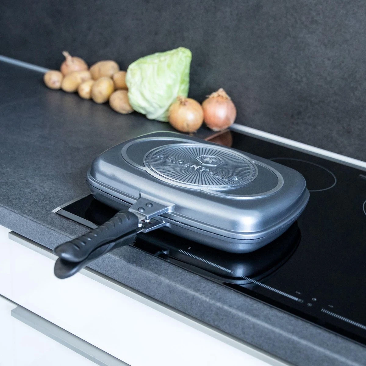 Herenthal Dubbele Grillpan - Ø 28 cm - Koekenpan - Keramische Pan - Marmeren Coating met Antiaanbaklaag - PFAS & PFOA vrij - Pan - Grill - Vermindert Geur, Rook en Oliespatten - Zilver Herenthal Dubbele Grillpan - Ø 28 Cm - Koekenpan - Keramische Pan - Marmeren Coating Met Antiaanbaklaag - PFAS & PFOA Vrij - Pan - Grill - Vermindert Geur, Rook En Oliespatten - Zilver -Le Creuset Winkel 1200x1200 449