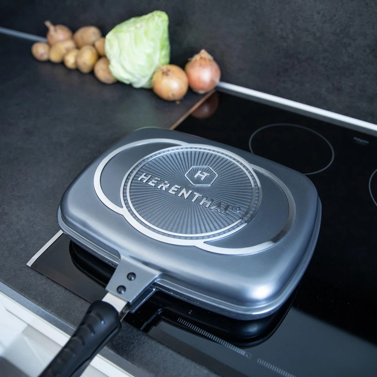 Herenthal Dubbele Grillpan - Ø 28 cm - Koekenpan - Keramische Pan - Marmeren Coating met Antiaanbaklaag - PFAS & PFOA vrij - Pan - Grill - Vermindert Geur, Rook en Oliespatten - Zilver Herenthal Dubbele Grillpan - Ø 28 Cm - Koekenpan - Keramische Pan - Marmeren Coating Met Antiaanbaklaag - PFAS & PFOA Vrij - Pan - Grill - Vermindert Geur, Rook En Oliespatten - Zilver -Le Creuset Winkel 1200x1200 450