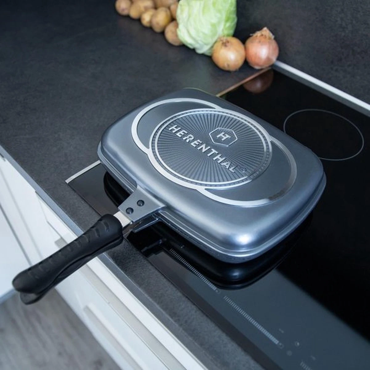 Herenthal Dubbele Grillpan - Ø 28 cm - Koekenpan - Keramische Pan - Marmeren Coating met Antiaanbaklaag - PFAS & PFOA vrij - Pan - Grill - Vermindert Geur, Rook en Oliespatten - Zilver Herenthal Dubbele Grillpan - Ø 28 Cm - Koekenpan - Keramische Pan - Marmeren Coating Met Antiaanbaklaag - PFAS & PFOA Vrij - Pan - Grill - Vermindert Geur, Rook En Oliespatten - Zilver -Le Creuset Winkel 1200x1200 452