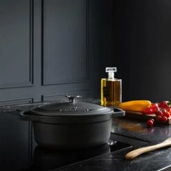 Gietijzeren Braadpan - Sudderpan Zwart Van Daumonet - Ovaal - Ø 29 Cm - 3 Liter - 100% PFAS & PFOA Vrij - Emaille - Geschikt Voor Alle Warmtebronnen - Elektrisch - Gas - Halogeen - Inductie - Keramisch - Vaatwasserbestendig -Le Creuset Winkel 1200x1200 579