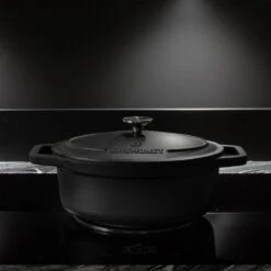 Gietijzeren Braadpan - Sudderpan Zwart Van Daumonet - Ovaal - Ø 29 Cm - 3 Liter - 100% PFAS & PFOA Vrij - Emaille - Geschikt Voor Alle Warmtebronnen - Elektrisch - Gas - Halogeen - Inductie - Keramisch - Vaatwasserbestendig -Le Creuset Winkel 1200x1200 580