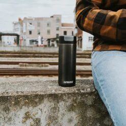 Kambukka Olympus Thermosbeker 500 Ml - Makkelijk Reinigen - Lekvrije Koffiebeker - RVS - Darkness -Le Creuset Winkel 1200x1200 978