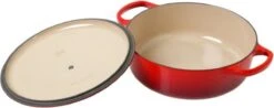 Le Creuset - Gietijzeren - Lage Braadpan - 24cm - Kersenrood 17 Le Creuset - Gietijzeren - Lage Braadpan - 24cm - Kersenrood -Le Creuset Winkel 1200x478 1