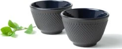 Tealøv THEE SET 1,25 LITER GIETIJZER | COMPLETE SET IN GESCHENKDOOS | Gietijzeren Theepot Met Roestvrijstalen Zeef, Gietijzeren Theekopjes En Onderzetter | In Authentiek Japanse Stijl | Kambin Zwart -Le Creuset Winkel 1200x486 4
