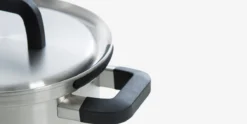 BK Flow Cool Pannenset - 4-delig – RVS Deksels - Veilig Afgietsysteem - Geschikt Voor Alle Warmtebronnen 7 BK Flow Cool Pannenset - 4-delig – RVS Deksels - Veilig Afgietsysteem - Geschikt Voor Alle Warmtebronnen -Le Creuset Winkel 1200x601 1