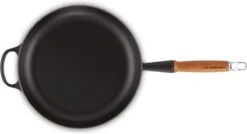 Le Creuset Koekenpan Signature Mat Zwart - ø 28 Cm / 2.6 Liter - Geëmailleerde Anti-aanbaklaag -Le Creuset Winkel 1200x652 2