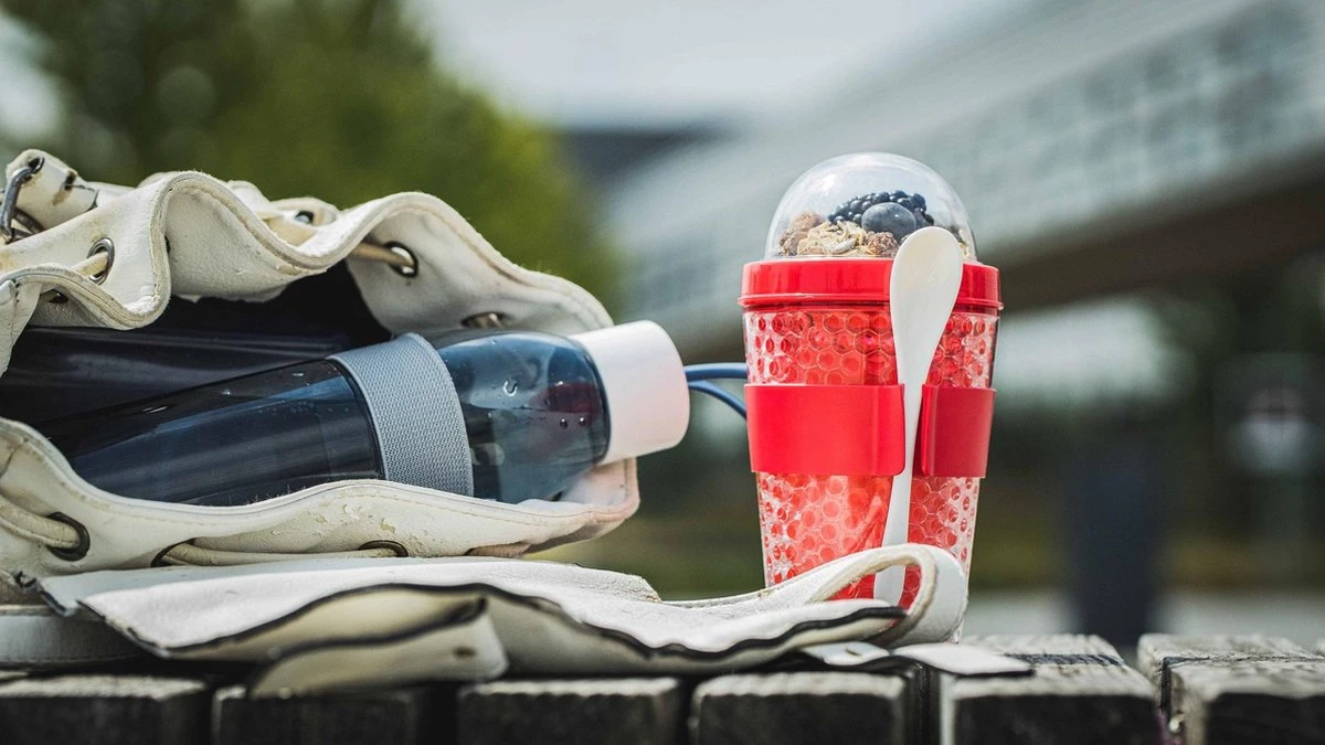 Sareva Muesli Beker - met lepel - Yoghurt 2 Go - Rood Sareva Muesli Beker - Met Lepel - Yoghurt 2 Go - Rood -Le Creuset Winkel 1200x675 18