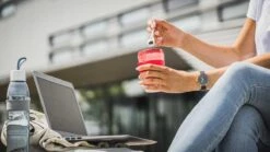 Sareva Muesli Beker - Met Lepel - Yoghurt 2 Go - Rood 5 Sareva Muesli Beker - Met Lepel - Yoghurt 2 Go - Rood -Le Creuset Winkel 1200x675 20