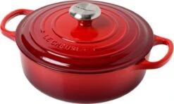 Le Creuset - Gietijzeren - Lage Braadpan - 24cm - Kersenrood 16 Le Creuset - Gietijzeren - Lage Braadpan - 24cm - Kersenrood -Le Creuset Winkel 1200x719 2