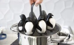 Peleg Design Egguins Eierhouder -Le Creuset Winkel 1200x741 4