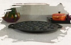 YUGN BLACK Poffertjespan Poffertjesmaker 6 Delige Set - 19 Poffertjes Incl Doseerfles Kwast Poffertjesvork Siliconen Ovenwanten - Platte Onderkant Poffertjespan Inductie Poffertjespan Elektrisch - Cadeau Tip -Le Creuset Winkel 1200x751 1