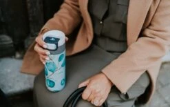 Kambukka Etna Thermosbeker 500 Ml - Makkelijk Reinigen - Lekvrije Koffiebeker - Eucalyptus Leaves -Le Creuset Winkel 1200x752 2