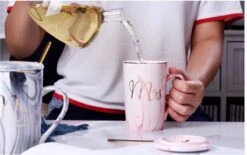 Merkloos Set Van 2 Mokken - Mok Set - Couple Mok - Koffiemok - Koffiebeker - Beker - Mokken En Bekers - Beker Met Lepel En Deksel - 400 Ml - Keramiek - Mr./Mrs. - Blauw/roze -Le Creuset Winkel 1200x752 3