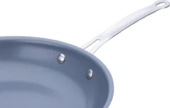 Swiss Pro+ - Koekenpannenset - 3 Delig - Keramisch - Inductie - Milieuvriendelijk - PFAS - PFOA Vrij - Sapphire Green -Le Creuset Winkel 1200x763