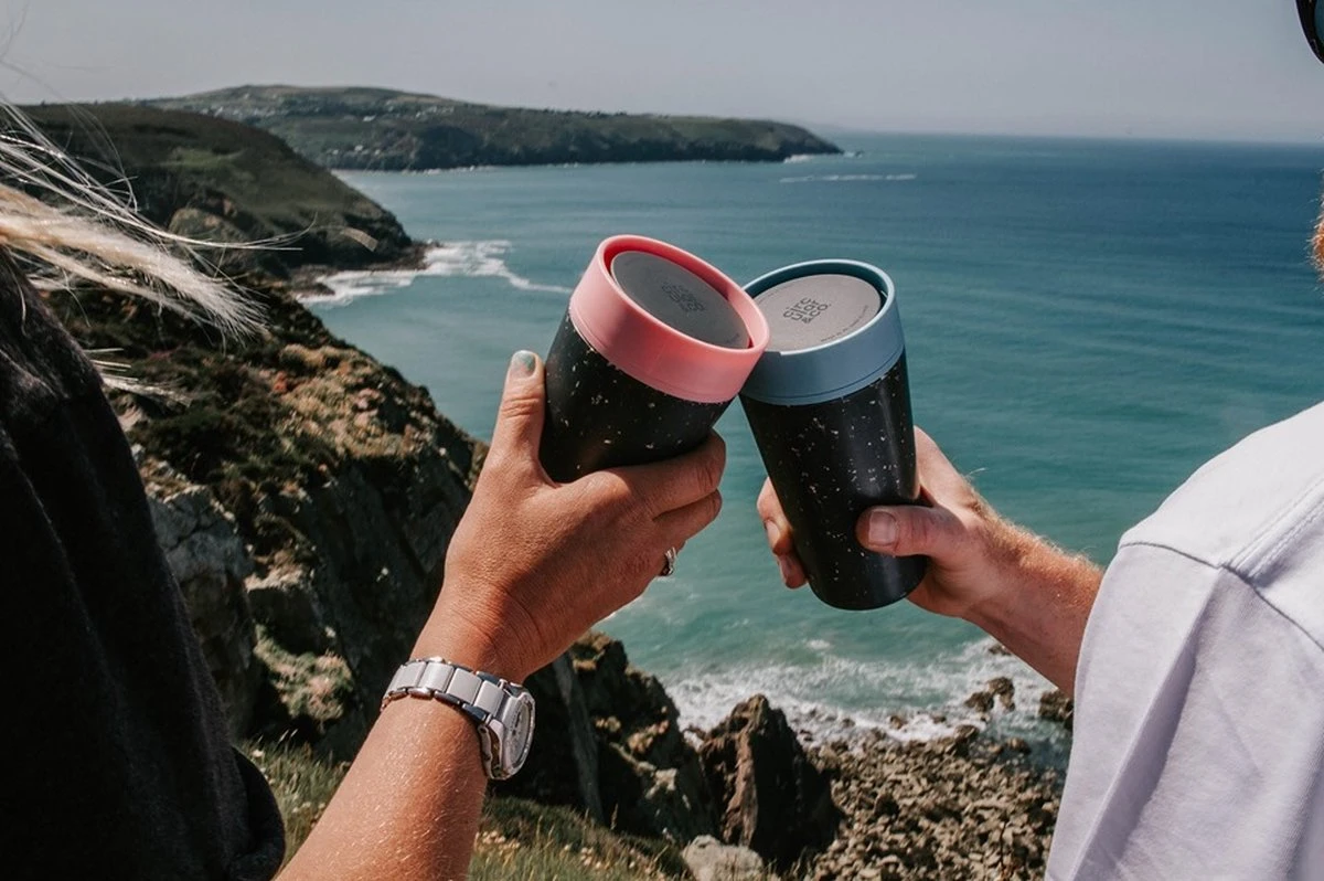 Circular&Co. herbruikbare to go koffiebeker (rCUP) zwart/zwart 8oz/227ml Circular&Co. Herbruikbare To Go Koffiebeker (rCUP) Zwart/zwart 8oz/227ml -Le Creuset Winkel 1200x798 8