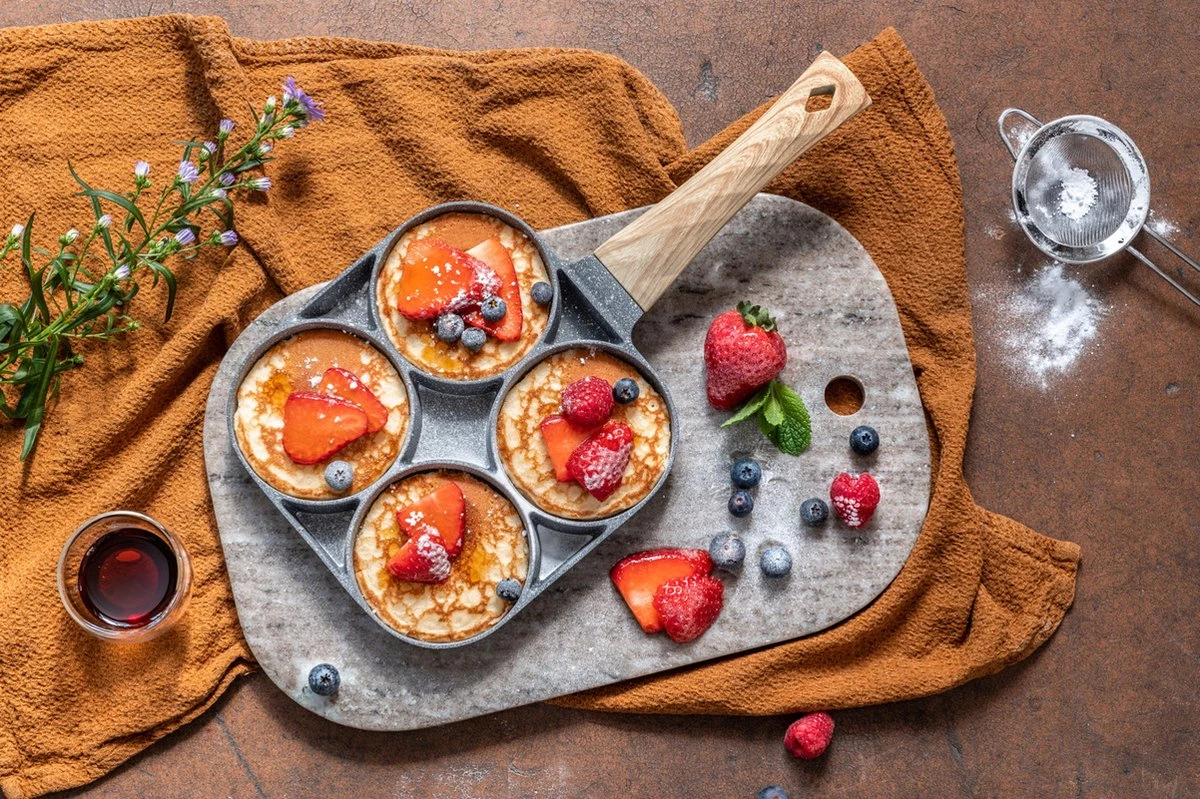 Magnani - Eierpan - 4 bakplaten van ⌀ 8 cm - Voor Gas- en Elektrische Kookplaten - Aluminium - Houten Handvat - 38 x 18.7 x 2 cm Magnani - Eierpan - 4 Bakplaten Van ⌀ 8 Cm - Voor Gas- En Elektrische Kookplaten - Aluminium - Houten Handvat - 38 X 18.7 X 2 Cm -Le Creuset Winkel 1200x799 11