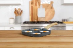 Magnani - Eierpan - 4 Bakplaten Van ⌀ 8 Cm - Voor Gas- En Elektrische Kookplaten - Aluminium - Houten Handvat - 38 X 18.7 X 2 Cm 4 Magnani - Eierpan - 4 Bakplaten Van ⌀ 8 Cm - Voor Gas- En Elektrische Kookplaten - Aluminium - Houten Handvat - 38 X 18.7 X 2 Cm -Le Creuset Winkel 1200x799 13