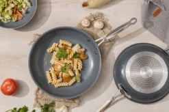 Swiss Pro+ - Koekenpannenset - 3 Delig - Keramisch - Inductie - Milieuvriendelijk - PFAS - PFOA Vrij - Sapphire Green -Le Creuset Winkel 1200x799 2