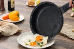 Swiss Pro+ | Set 14 Delige Pannenset | Inductie - Pannensets - Glazen Deksel - Met Afneembare Handgreep - Marmeren Interieur -PFAS-vrij | Black (Zwart) -Le Creuset Winkel 1200x799 45