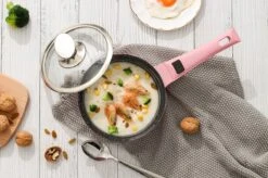 Royalty Line Inductie Pannenset - Luxe 14-delige Pannenset Marmeren Coating - Pannen Met Afneembare Handvaten - Oven-Ready - PFAS-Vrij - Voor Alle Warmtebronnen - Afneembare Koudgrepen - Antiaanbaklaag - Koekenpan Met Glazen Deksels - Roze -Le Creuset Winkel 1200x799 49