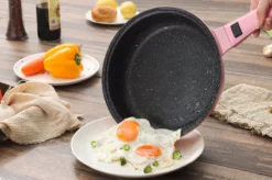 Swiss Pro+ | Set 14 Delige Pannenset | Inductie - Pannensets - Glazen Deksel - Met Afneembare Handgreep - Marmeren Interieur -PFAS-vrij | Pink 4 Swiss Pro+ | Set 14 Delige Pannenset | Inductie - Pannensets - Glazen Deksel - Met Afneembare Handgreep - Marmeren Interieur -PFAS-vrij | Pink -Le Creuset Winkel 1200x799 57